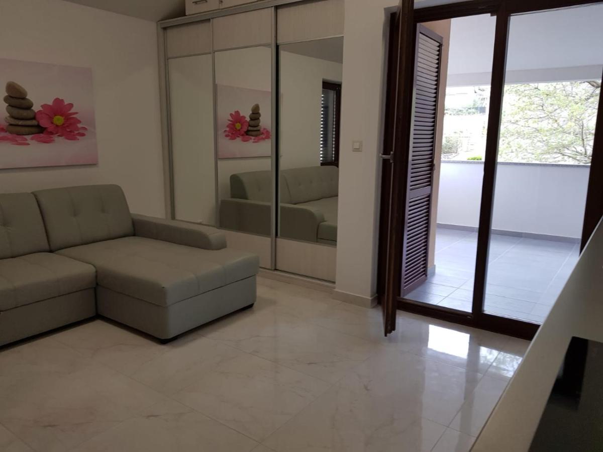 Relax Zone III Apartment Малинска Екстериор снимка